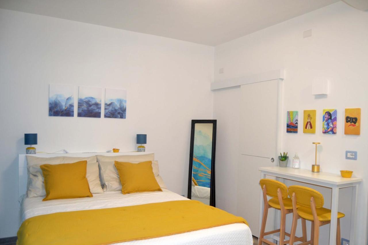 Room&Chiaia Napoli Eksteriør billede
